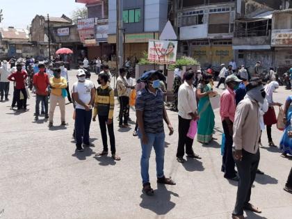 We had to line up in long queues to get mangoes | आंबे घेण्यासाठी लांबलचक रांगा लावूनही खाली हात परतावे लागले