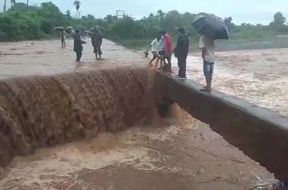 Break the bridge over the river Bhavar | भवर नदीवरील पुलाला भगदाड