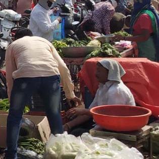 Concern over availability of vegetable scarcity in Talodha doubled the rate of available vegetables | तळोद्यात भाजीपाला टंचाईसह उपलब्ध भाज्यांचे दर दुपटीने वाढल्याने चिंता Concern over availability of vegetable scarcity in Talodha doubled the rate of available vegetables | तळोद्यात भाजीपाला टंचाईसह उपलब्ध भाज्यांचे दर दुपटीने वाढल्याने चिंता