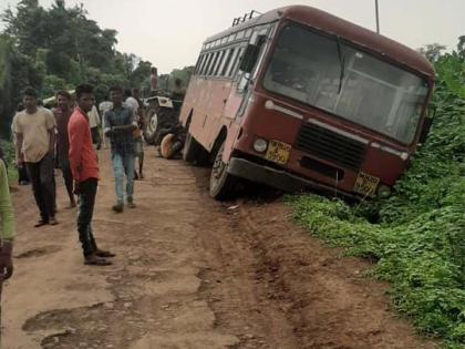 Passenger injured in bus accident | बस अपघातात विद्याथ्र्यासह प्रवासी जखमी Passenger injured in bus accident | बस अपघातात विद्याथ्र्यासह प्रवासी जखमी