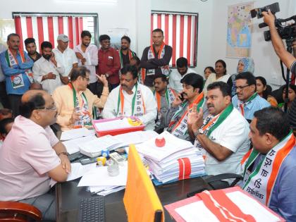 NCP's gherao to the office of highway authority | महामार्ग प्राधिकरणाच्या कार्यालयाला राष्ट्रवादीचा घेराव NCP's gherao to the office of highway authority | महामार्ग प्राधिकरणाच्या कार्यालयाला राष्ट्रवादीचा घेराव