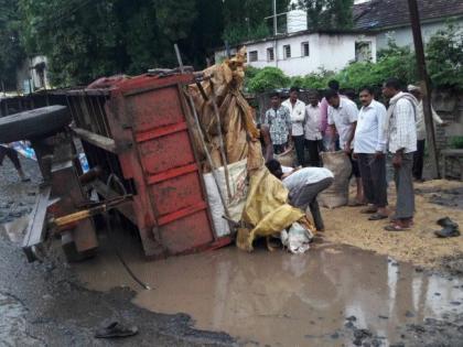 Three-thirds of the roads with constant rainfall | सततच्या पावसाने रस्त्यांचे तीन-तेरा