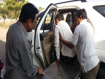 Parole MLA Santosh Patil ran for help in the accident | अपघातग्रस्ताच्या मदतीसाठी धावले पारोळ्याचे आमदार डॉ.सतीश पाटील