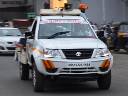 Police tow couple blows up couple in critical condition: Attempt to destroy evidence at the scene | पोलिसांच्या टोइंग वाहनाने दांपत्याला उडविले महिला अत्यवस्थ : घटनास्थळाचे पुरावे नष्ट करण्याचा प्रयत्न Police tow couple blows up couple in critical condition: Attempt to destroy evidence at the scene | पोलिसांच्या टोइंग वाहनाने दांपत्याला उडविले महिला अत्यवस्थ : घटनास्थळाचे पुरावे नष्ट करण्याचा प्रयत्न