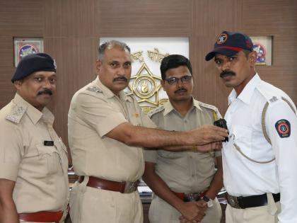 Distribute body warp cameras to rural police for traffic controllers | वाहतुकीच्या नियकांकरीता ग्रामिण पोलिसांना बॉडी वॉर्न कॅमेरे वाटप