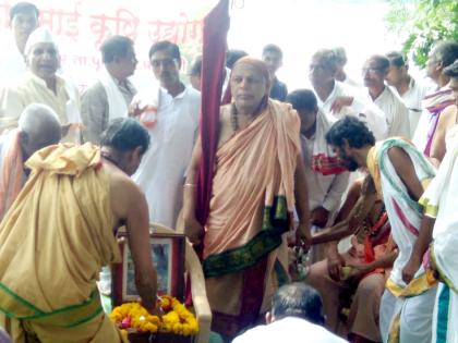 Parbhani: Bhabipujan of Gangaghat at the hands of Shankaracharya | परभणी : शंकराचार्यांच्या हस्ते गंगाघाटाचे भूमिपूजन