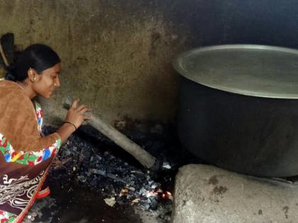 Parbhani: Only 2% of schools have cooked on the choli | परभणी : ७५ टक्के शाळांमध्ये चुलीवरच शिजते खिचडी