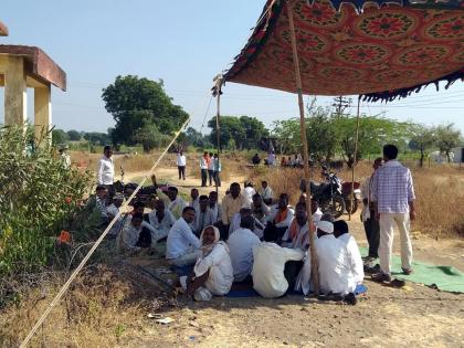 Parbhani: Village dwellers of five villages | परभणी : पाच गावांतील ग्रामस्थांचा ठिय्या