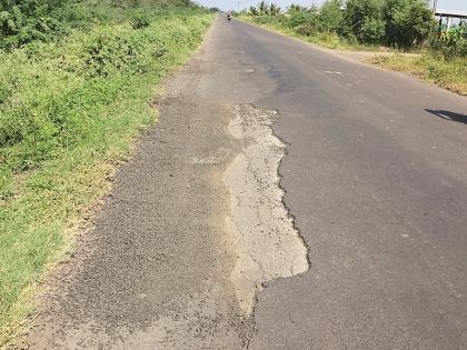 Two-and-a-half million 'pits' in six months: Punatambha Phata to Shingwa road collapsed | सहा महिन्यातच अडीच कोटी ‘खड्ड्यात’ : पुणतांबा फाटा ते शिंगवे रस्ता उखडला