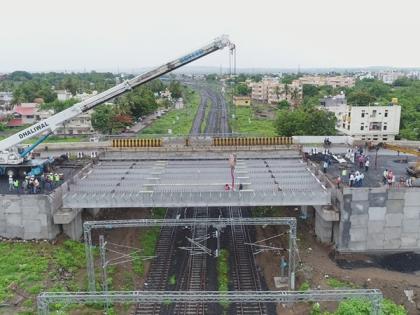 The girder on the Gulbarga bridge was installed in seven hours by a 300 ton crane | ३०० टन क्रेनद्वारे सात तासात बसविले गुलबर्ग्यातील पुलावरील गर्डर