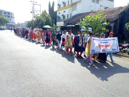 Ratnagiri: A silent march of parents in support of St Thomas School for student assault | रत्नागिरी :  विद्यार्थी मारहाणप्रकरणी सेंट थॉमस स्कूलच्या समर्थनार्थ पालकांचा मूक मोर्चा