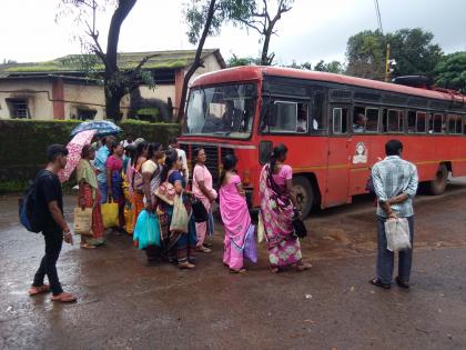 Passengers did not stop at the time of the departure of the train | रत्नागिरी : गाडी वेळेत न सुटल्याने प्रवाशांनी बस रोखली, देवरूख आगाराचा कारभार