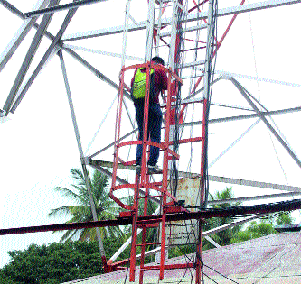  Threats to the brick kiln on the tower for the job | नोकरीसाठी टॉवरवर चढून इटकरेतील तरुणाची धमकी