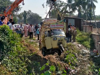 After firing a vehicle near Godola in Satara, a cargo ship rickshaw pulls up | सातारा येथील गोडोलीजवळ वाहनाची धडक बसल्याने मालवाहतूक रिक्षा ओढ्यात