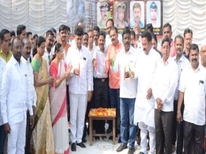 The martyrs of the terrorists were honored in Dhule district | दहशतवादी हल्यातील शहिदांना धुळे जिल्ह्यात आदरांजली The martyrs of the terrorists were honored in Dhule district | दहशतवादी हल्यातील शहिदांना धुळे जिल्ह्यात आदरांजली