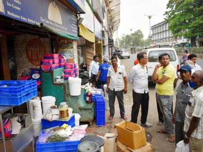 28 stalls in Park Stadium in Solapur sealed for double rent | अडीचपट भाडे वसुलीसाठी सोलापुरातील पार्क स्टेडियममधील २८ गाळे सील