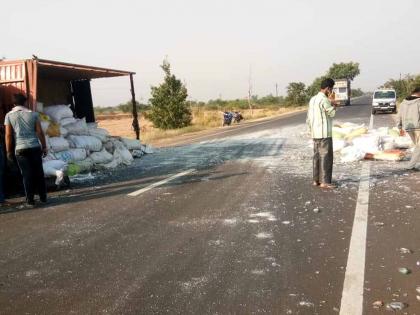 Due to glass expenditure the traffic on the highway is interrupted for some time | काचेच्या खचामुळे महामार्गावरील वाहतूक काही काळ विस्कळीत