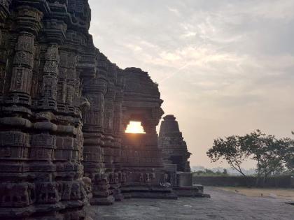 Kiranotsav at Gondeshwar Temple in Sinnar | सिन्नरच्या गोंदेश्वर मंदिरात किरणोत्सव..