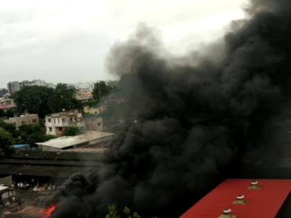 A huge fire broke out in a barn near Wadala Chaufuli | वडाळा चौफुलीजवळील गोठ्यात भीषण आग