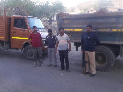 Two vehicles carrying illegal sand transport in Rahuri | राहुरीमध्ये अवैध वाळू वाहतूक करणारी दोन वाहने पकडली