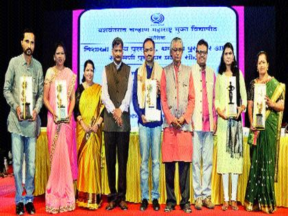 Marathi language tells the glory! Kishor Pathak: Distribution of Vishakha, Shram Seva, Rukmini Award by the Open University | मराठी वैभव सांगणारी भाषा! किशोर पाठक : मुक्त विद्यापीठातर्फे विशाखा, श्रमसेवा, रुक्मिणी पुरस्कारांचे वितरण