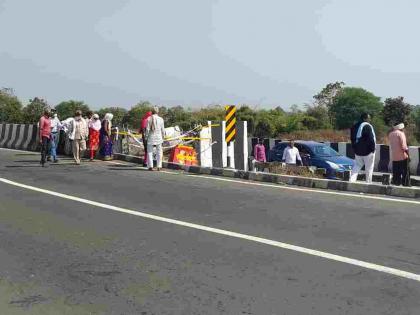 अपघाताच्या चार दिवसानंतरही नागरिकांनी अपघातस्थळावर अशी गर्दी केली होती.