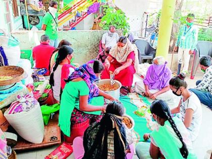 Ranaragini rushed to help the needy | गरजूंच्या मदतीसाठी सरसावल्या रणरागिणी Ranaragini rushed to help the needy | गरजूंच्या मदतीसाठी सरसावल्या रणरागिणी