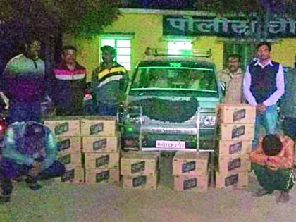 Four lakhs of liquor seized with the vehicle | वाहनासह चार लाखांचा दारूसाठा जप्त