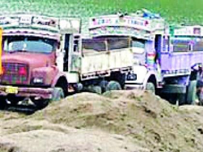 Illegal subdivision of sand from the Painganga river basin in Umarkhed taluka | उमरखेड तालुक्यात पैनगंगा नदीच्या पात्रातून बेसुमार रेतीचा अवैध उपसा