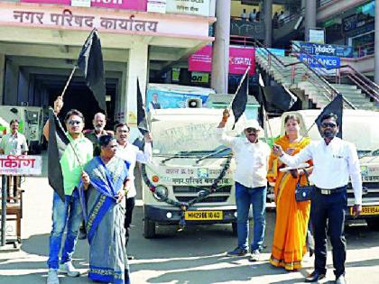 The issue of garbage outside the municipality hall | पालिका सभागृहाबाहेर पेटला कचऱ्याचा प्रश्न