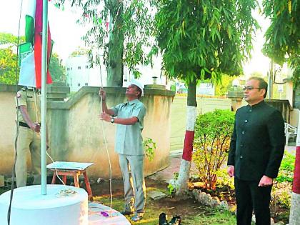 The driver got the flag hoisting | चालकाला मिळाला ध्वजारोहणाचा मान