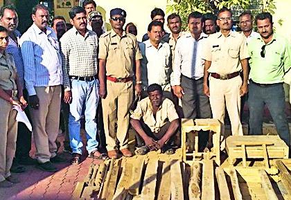 Ner seized furniture seized in Ner | नेरमध्ये चोरीच्या सागवानाचे फर्निचर जप्त