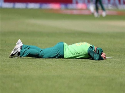 ICC World Cup 2019: umpires and players sleep down in the stadium | ICC World Cup 2019 : खेळाडूंसह पंचांवर आली मैदानात झोपण्याची पाळी, नेमके घडले तरी काय...