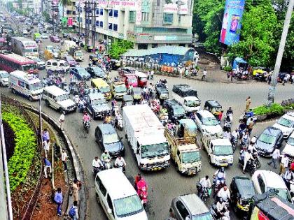  Unauthorized stop of private cars on buses | बसथांब्यावर खासगी मोटारींचा अनधिकृत थांबा