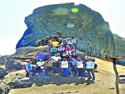 The youths climb on the remote Harihar fort | दुर्गम हरिहर गडावर युवकांची चढाई