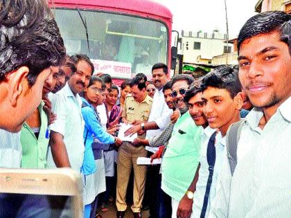  Students of the NATALE bus stop movement | नैताळेत विद्यार्थ्यांचे बस रोको आंदोलन