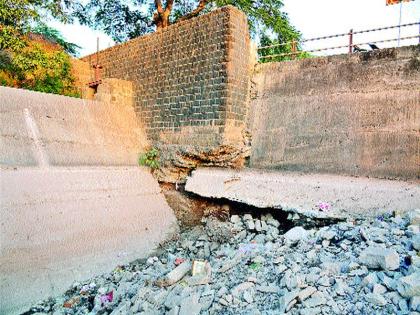 Aram river bridge threat due to sand rains | वाळू उपशामुळे आरम नदी पुलास धोका