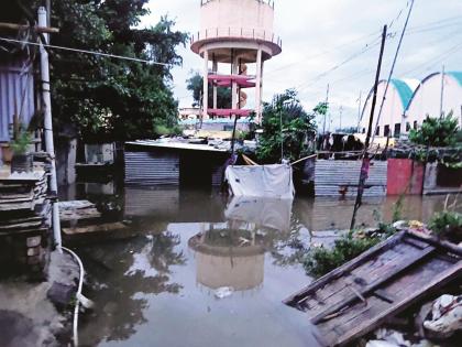 Paithan's commercial area under water, 1580 residents of the city; 479 families from 11 villages displaced | पैठणची व्यापार पेठ पाण्याखाली, शहरातील १५८० रहिवासी; ११ गावांतील ४७९ कुटुंबांचे स्थलांतर