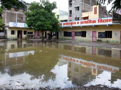 The school had to be closed due to the overflow of drainage water in the grounds; The health of students and teachers is in danger | मैदानात ड्रेनेजचे पाणी तुंबल्याने शाळेला द्यावी लागली सुटी; विद्यार्थी,शिक्षकांचे आरोग्य धोक्यात