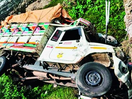 Pickup overturns on bridge, one dead | पुलावरून पीकअप उलटला, एकाचा मृत्यू