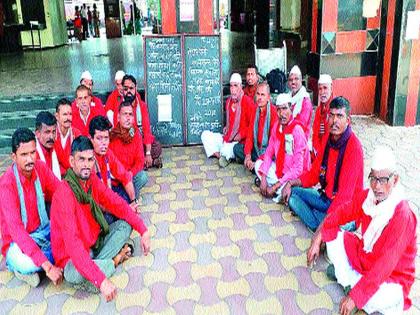 Kamal Bandh movement on the Nashik Road railway station | नाशिकरोड रेल्वेस्थानकावरील हमालांचे कामबंद आंदोलन