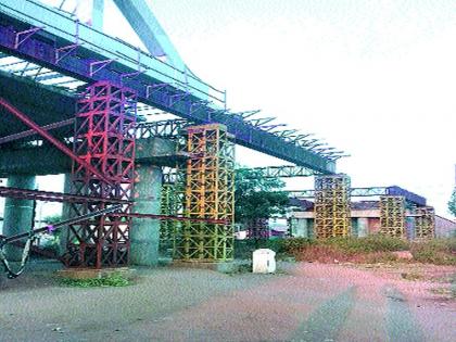  Railway work on flyovers | रेल्वे उड्डाणपुलाचे काम रखडले