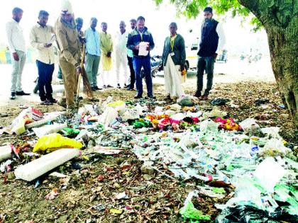  Threatened biological waste in the hospital thrown on the road | दवाखान्यातील घातक जैविक कचरा रस्त्यावर फेकला