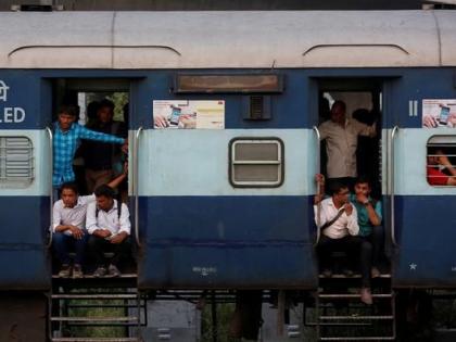 Talking on a mobile phone at the door of a train coach was expensive | रेल्वेकोचच्या दारात मोबाईलवर बोलत बसणे पडले महागात