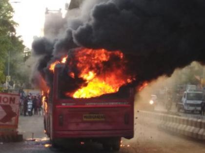 'The burning bus' in Nagpur !; No lien | नागपुरात ‘द बर्निंग बस’!; जिवीतहानी नाही