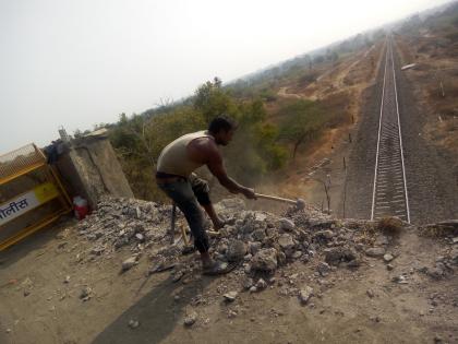 Build a new guard wall on the bridge to the camp | छावणी उड्डाण पुलावर नवीन संरक्षक भिंत बांधणार