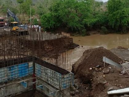 The bridge was flown due to rain in Yavatmal district | यवतमाळ जिल्ह्यात पावसामुळे पूल वाहून गेला