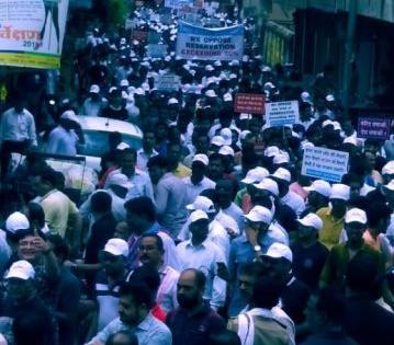 Rally in protest against the reservation in Gondia; Thousands of people on the streets | गोंदियात आरक्षण वाढीच्या निषेधार्थ रॅली ; हजारो नागरिक रस्त्यावर