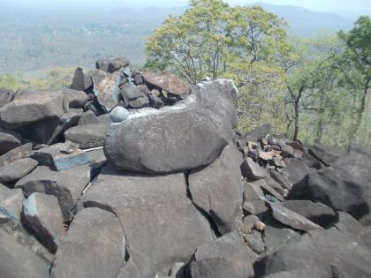 Different sound gets from rock on hill in Gadchiroli district | गडचिरोली जिल्ह्यातल्या बाजागड डोंगरावरील दगड वाजतो टिंग.. टिंग..