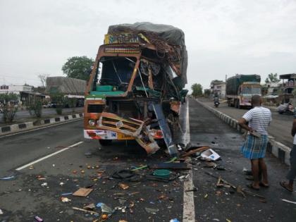 Two truck accident in the wardha district | वर्धा जिल्ह्यात भरधाव ट्रकने अचानक ब्रेक लावल्याने जबर धडक